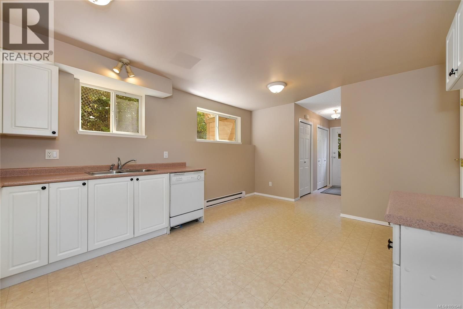585 Hansen Ave Property Photo 40