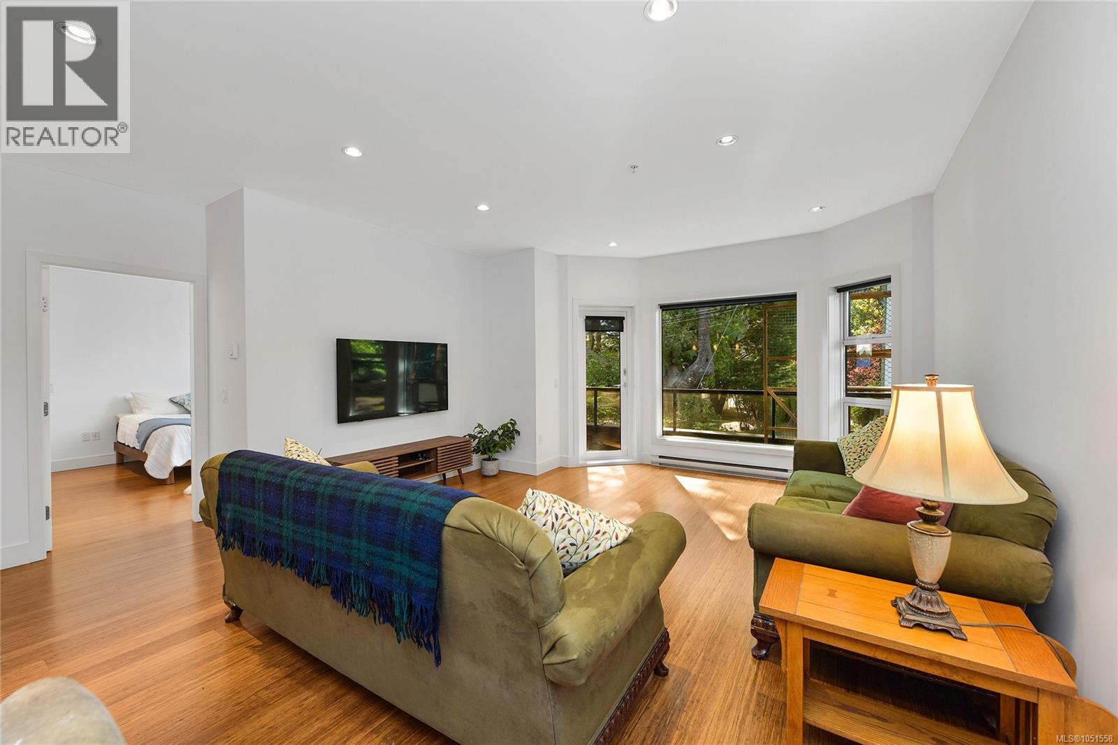 206 2589 Penrhyn St Property Photo 3