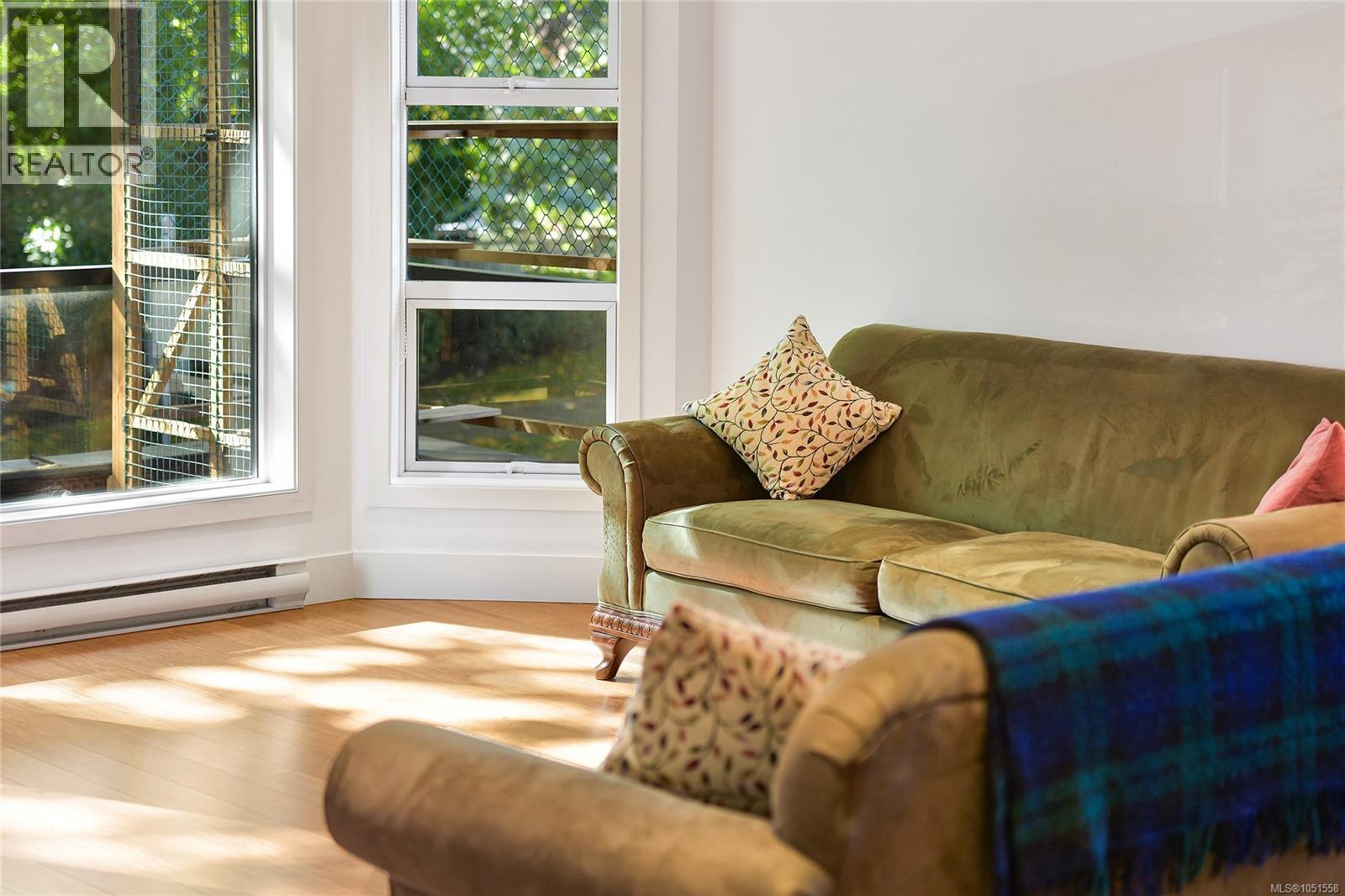 206 2589 Penrhyn St Property Photo 4
