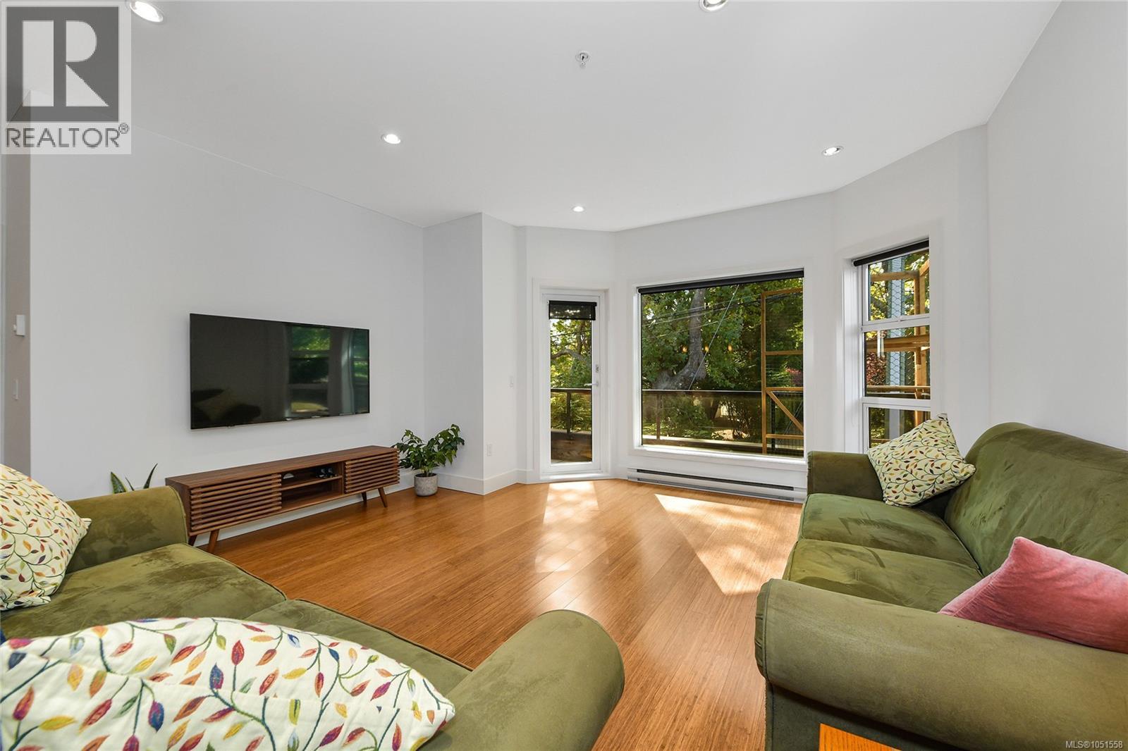 206 2589 Penrhyn St Property Photo 6