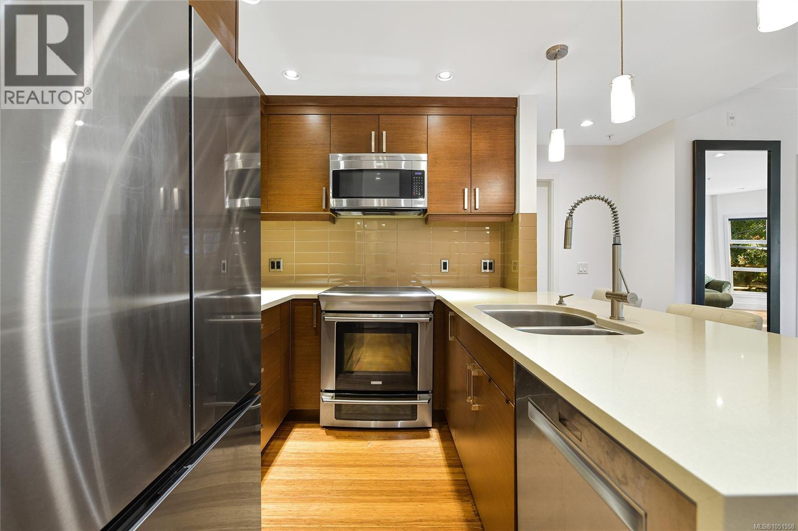 206 2589 Penrhyn St Property Photo 10