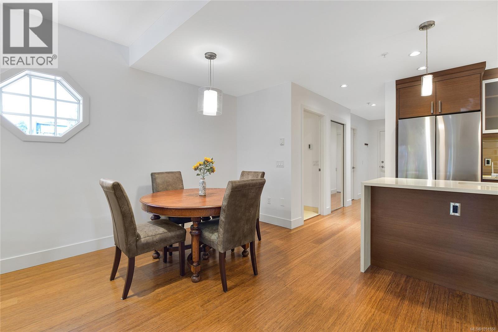 206 2589 Penrhyn St Property Photo 11