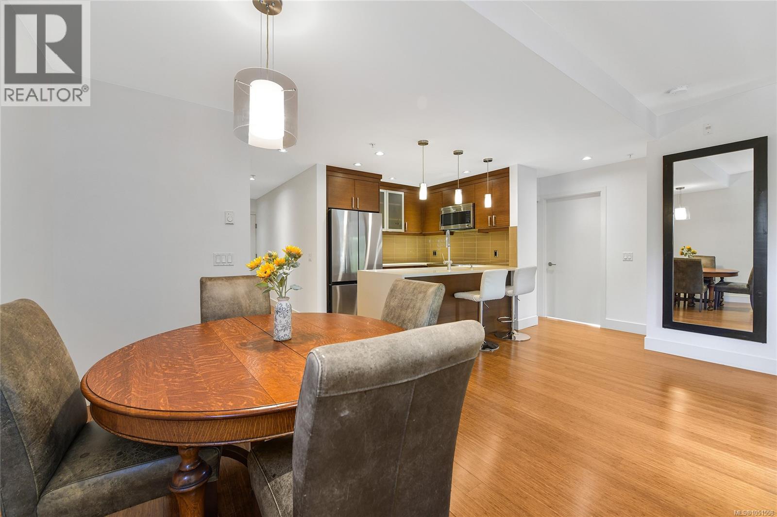 206 2589 Penrhyn St Property Photo 12
