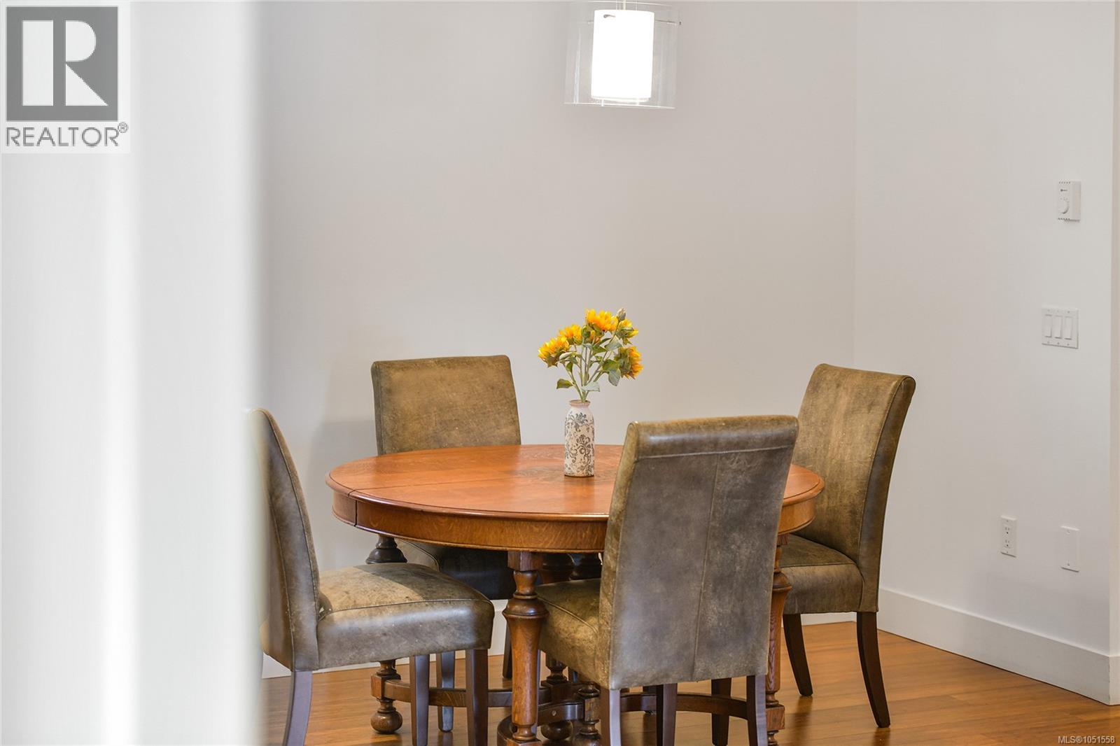 206 2589 Penrhyn St Property Photo 13
