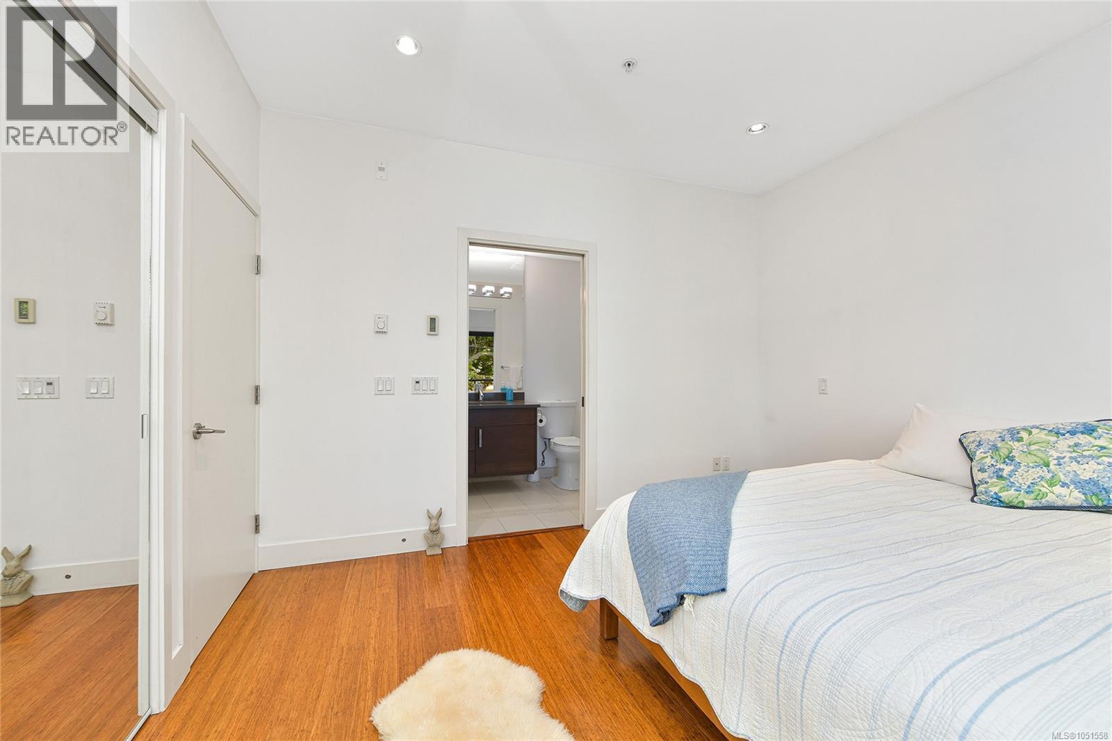 206 2589 Penrhyn St Property Photo 16