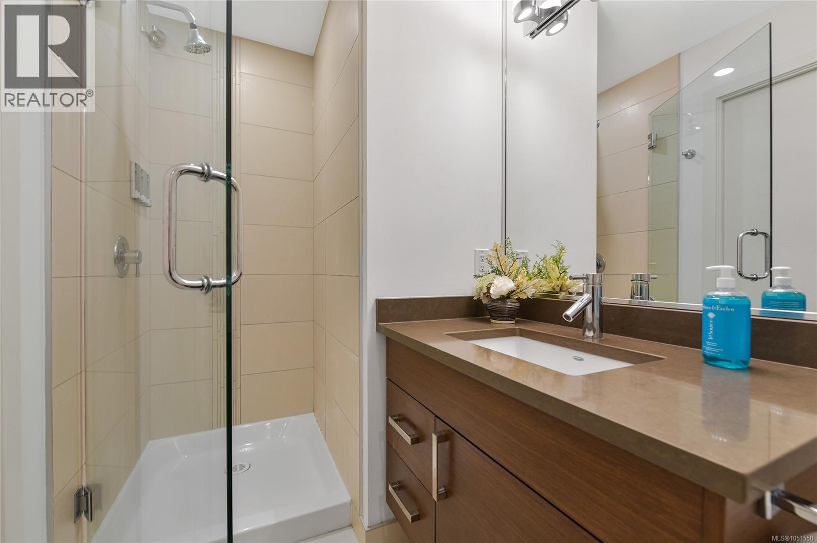 206 2589 Penrhyn St Property Photo 17
