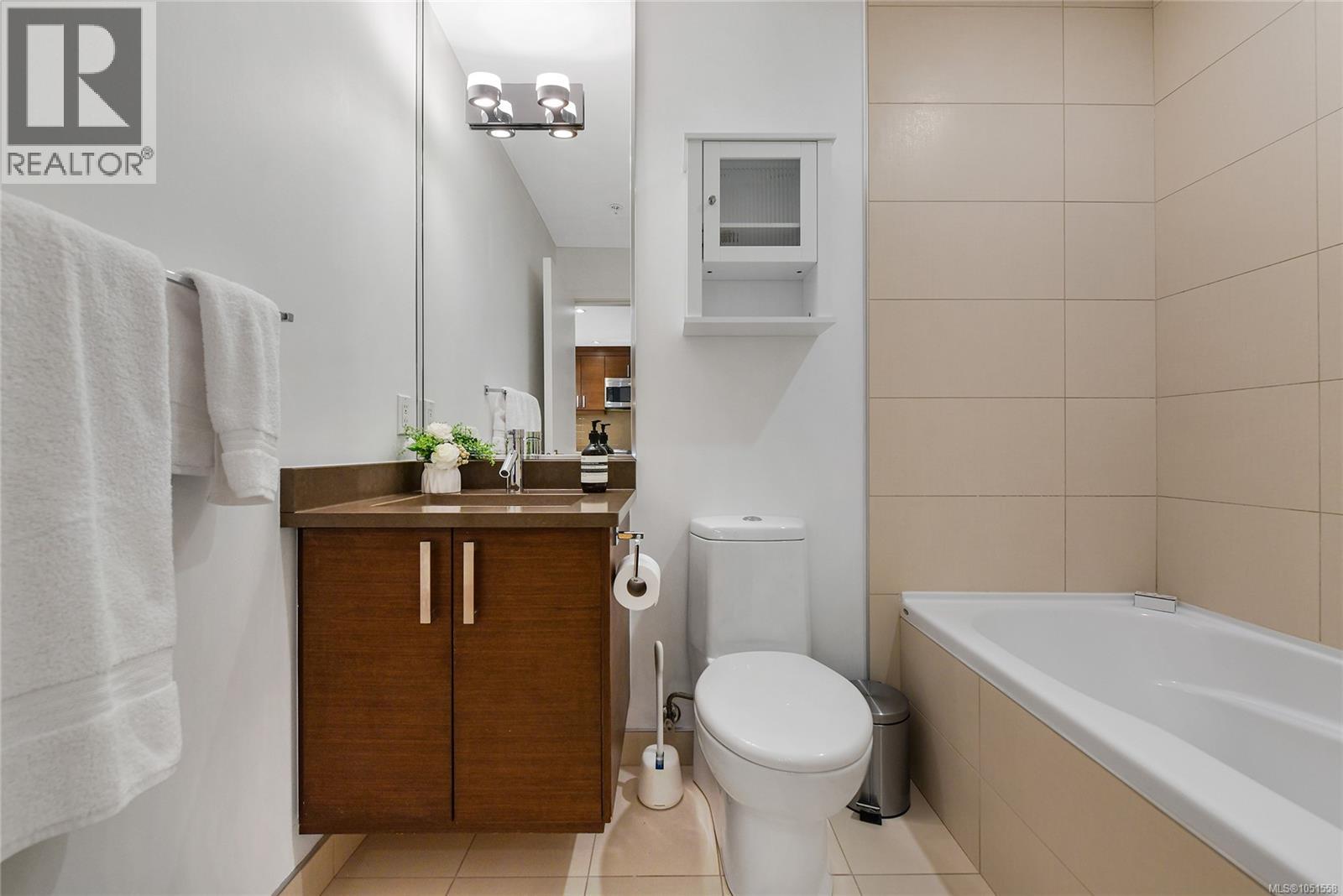 206 2589 Penrhyn St Property Photo 22