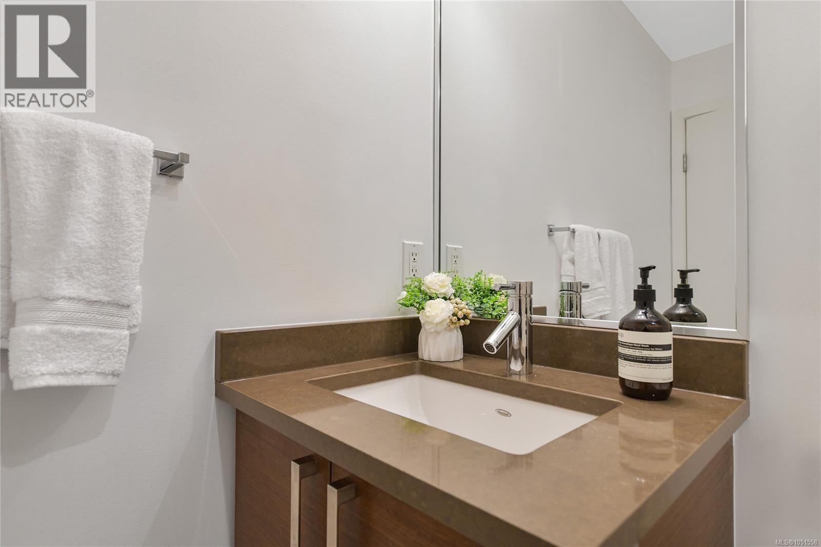 206 2589 Penrhyn St Property Photo 24