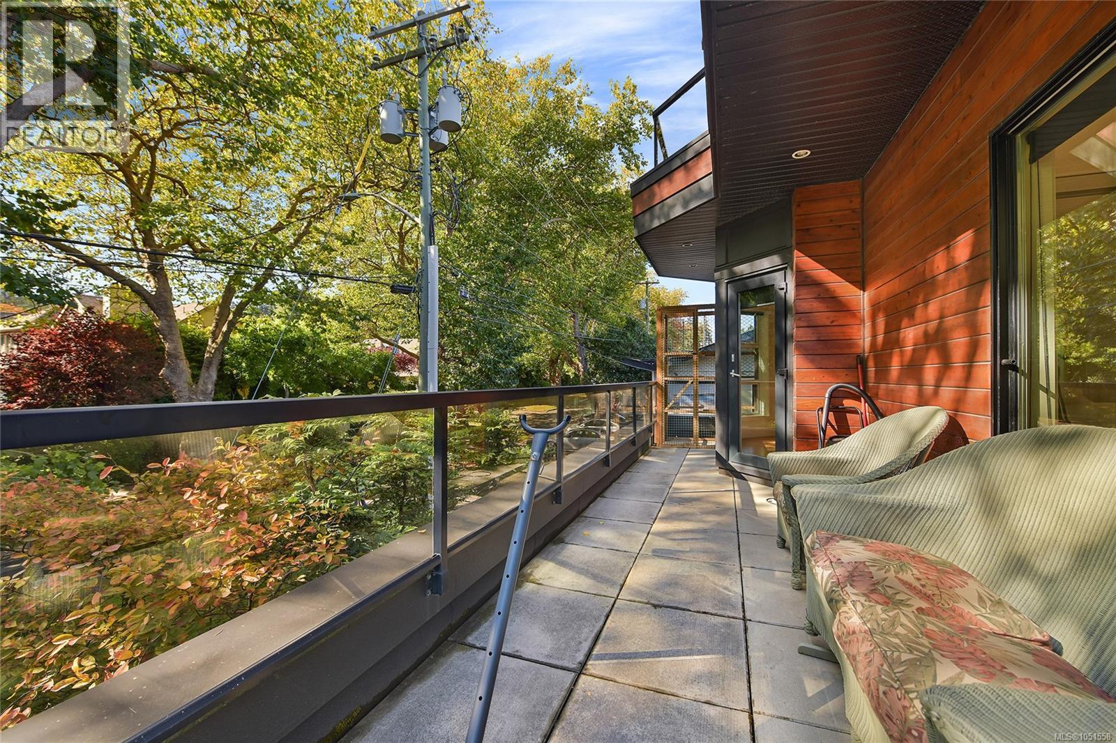 206 2589 Penrhyn St Property Photo 28