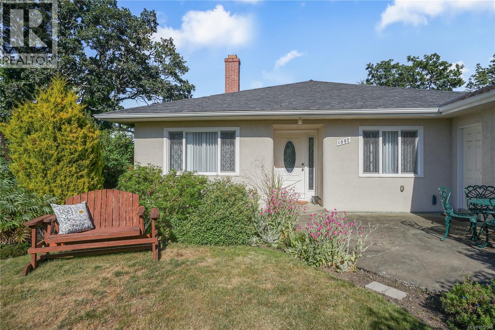 1697 Yale St Property Photo 2