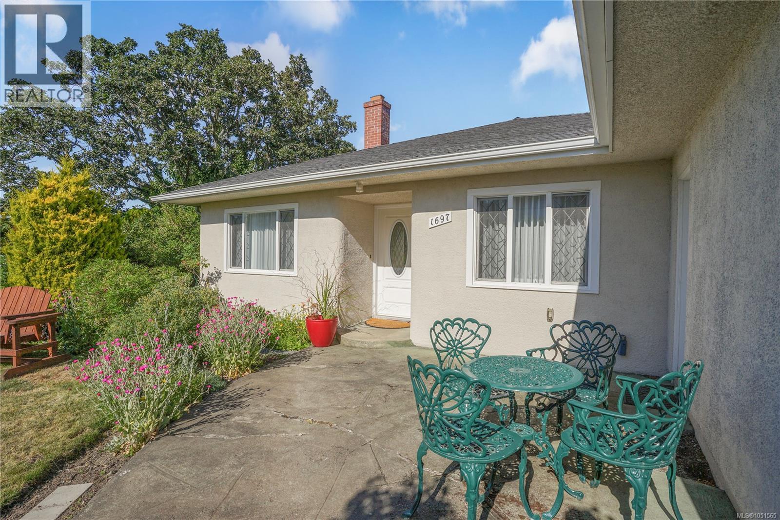 1697 Yale St Property Photo 4