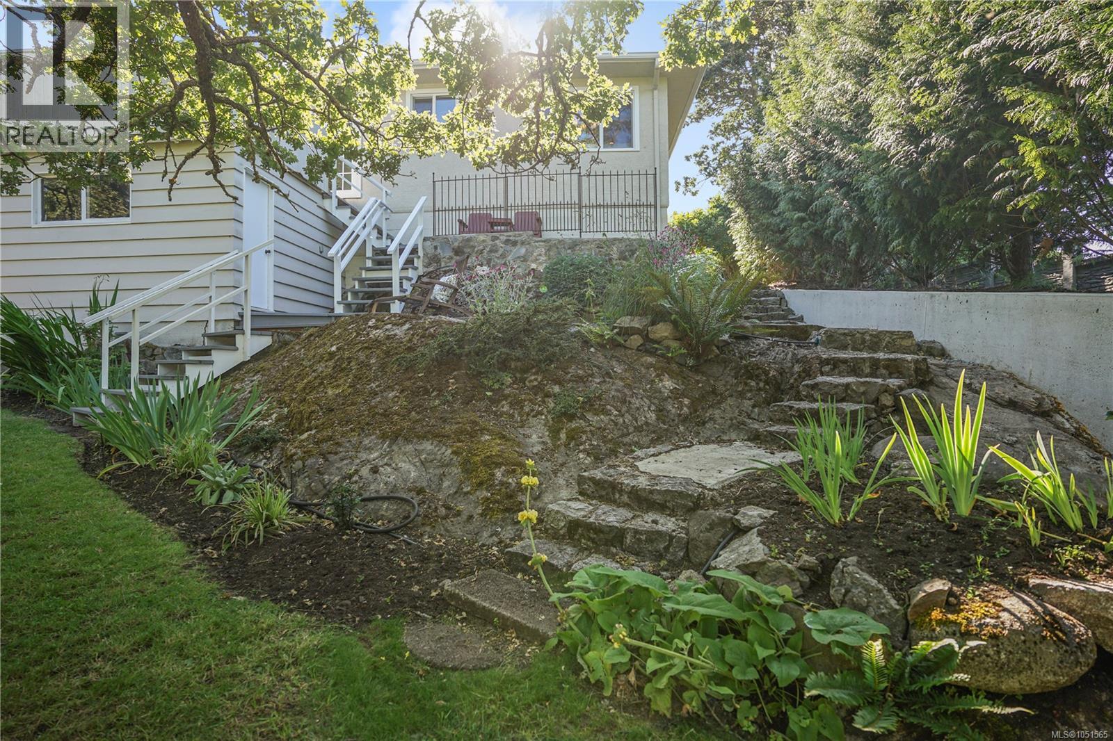 1697 Yale St Property Photo 26