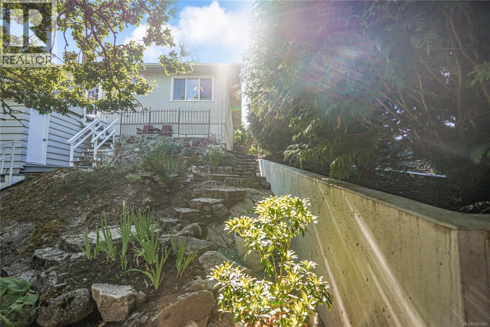 1697 Yale St Property Photo 34