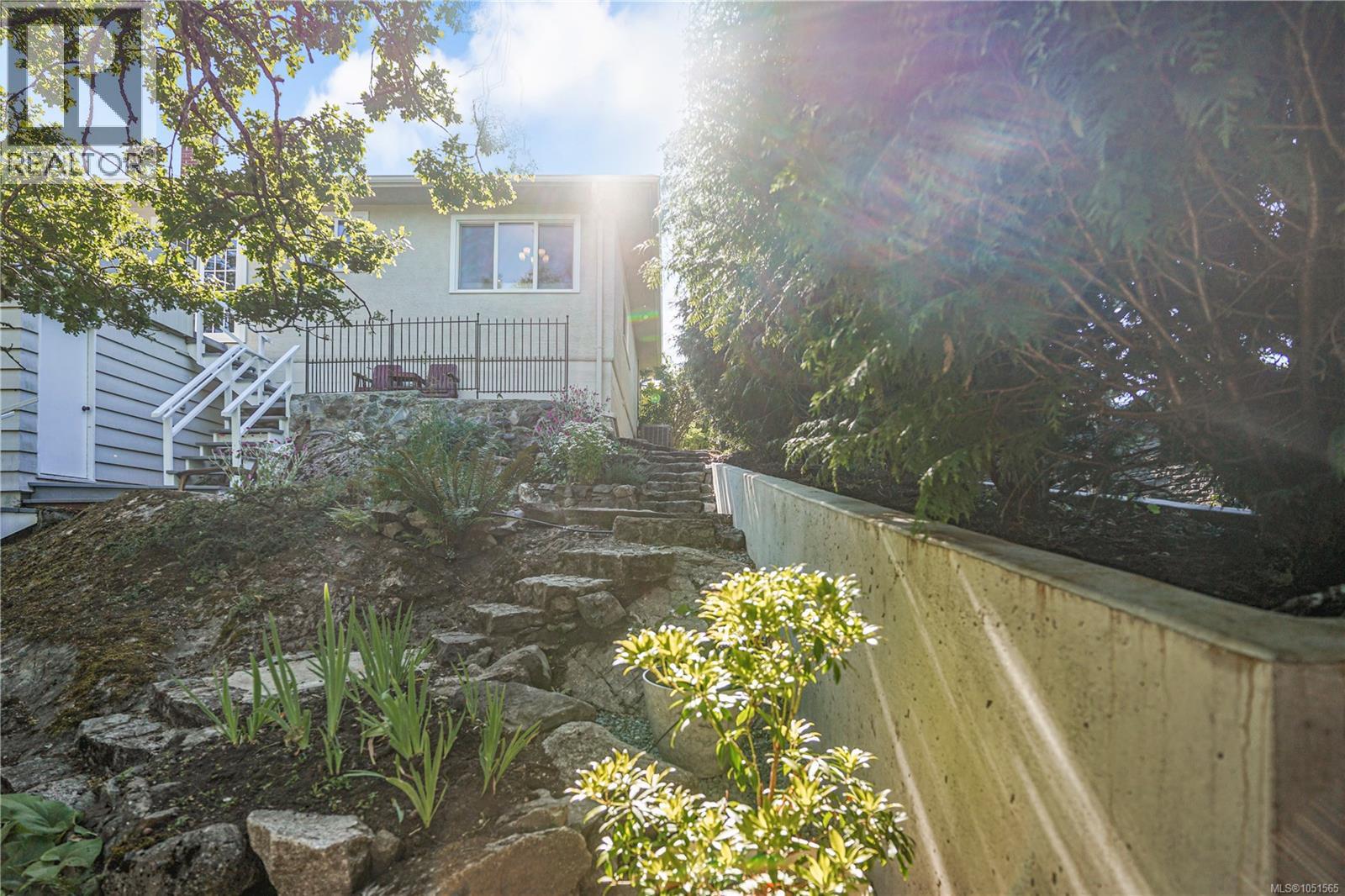 1697 Yale St Property Photo 35