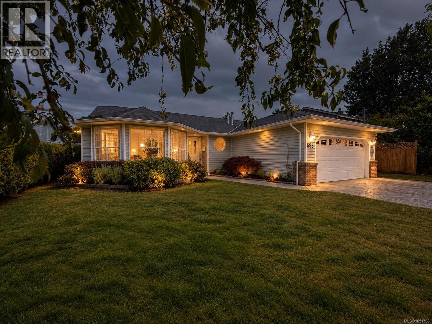 688 Albatross Cres Property Photo 1