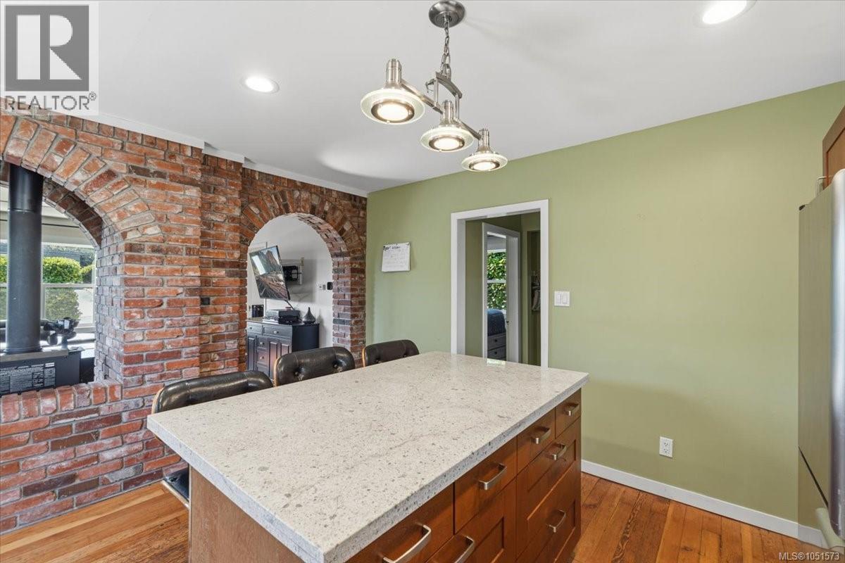 430 Drake St Property Photo 7