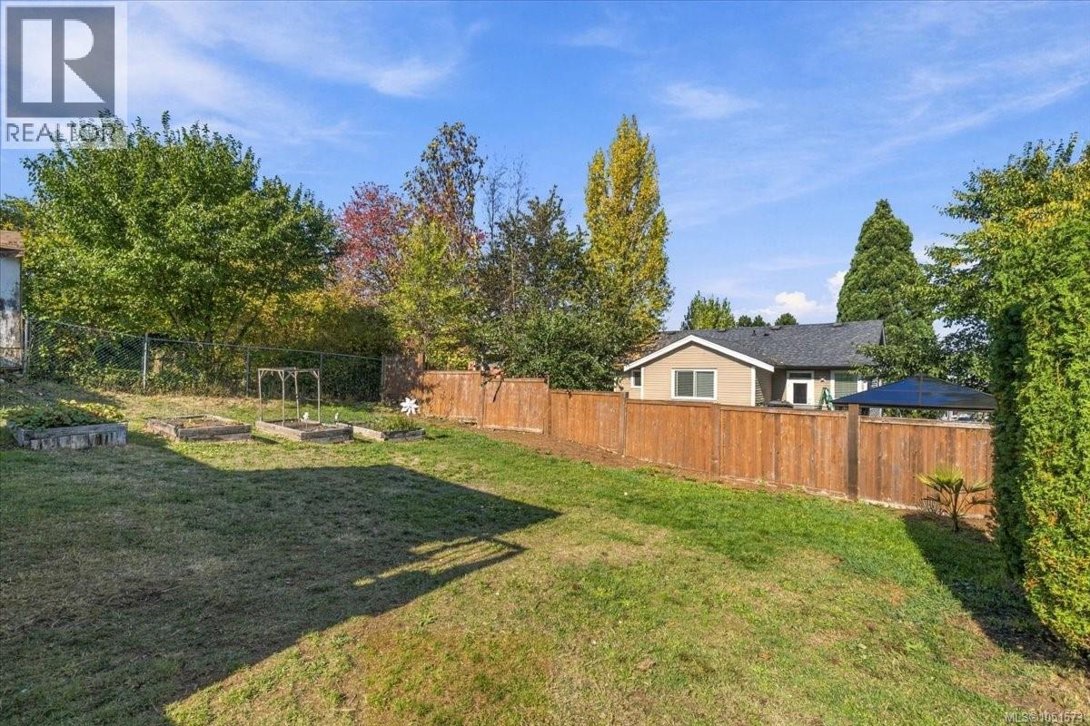 430 Drake St Property Photo 23