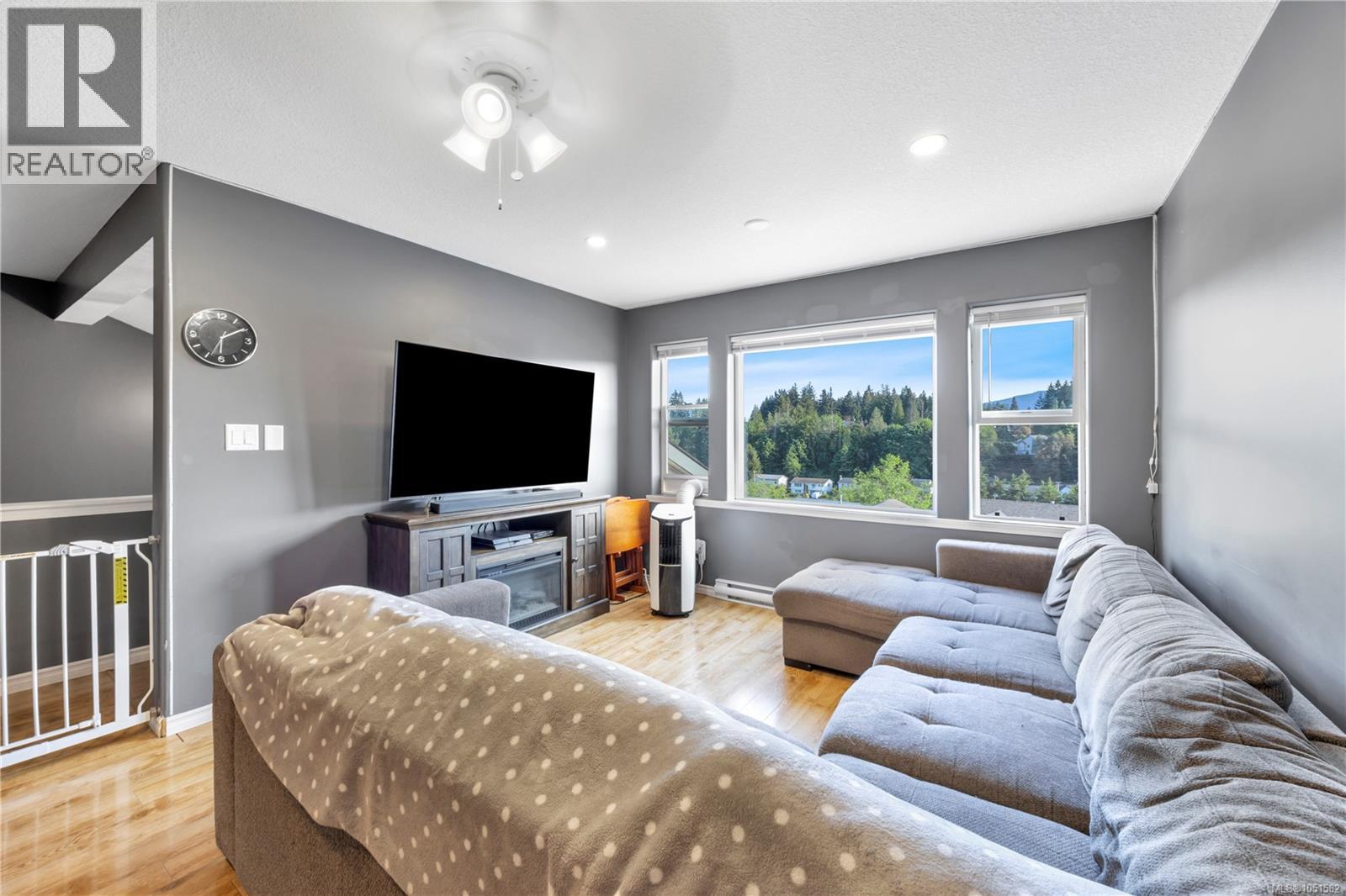 4780 Fairbrook Cres Property Photo 2
