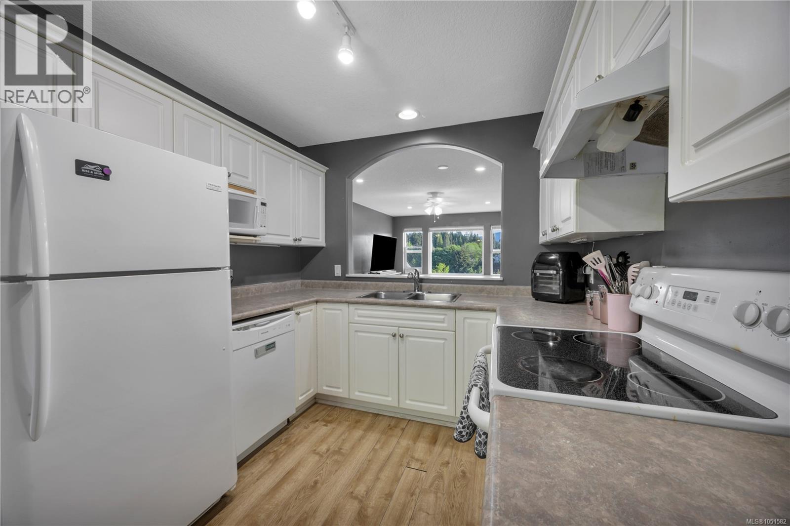 4780 Fairbrook Cres Property Photo 3