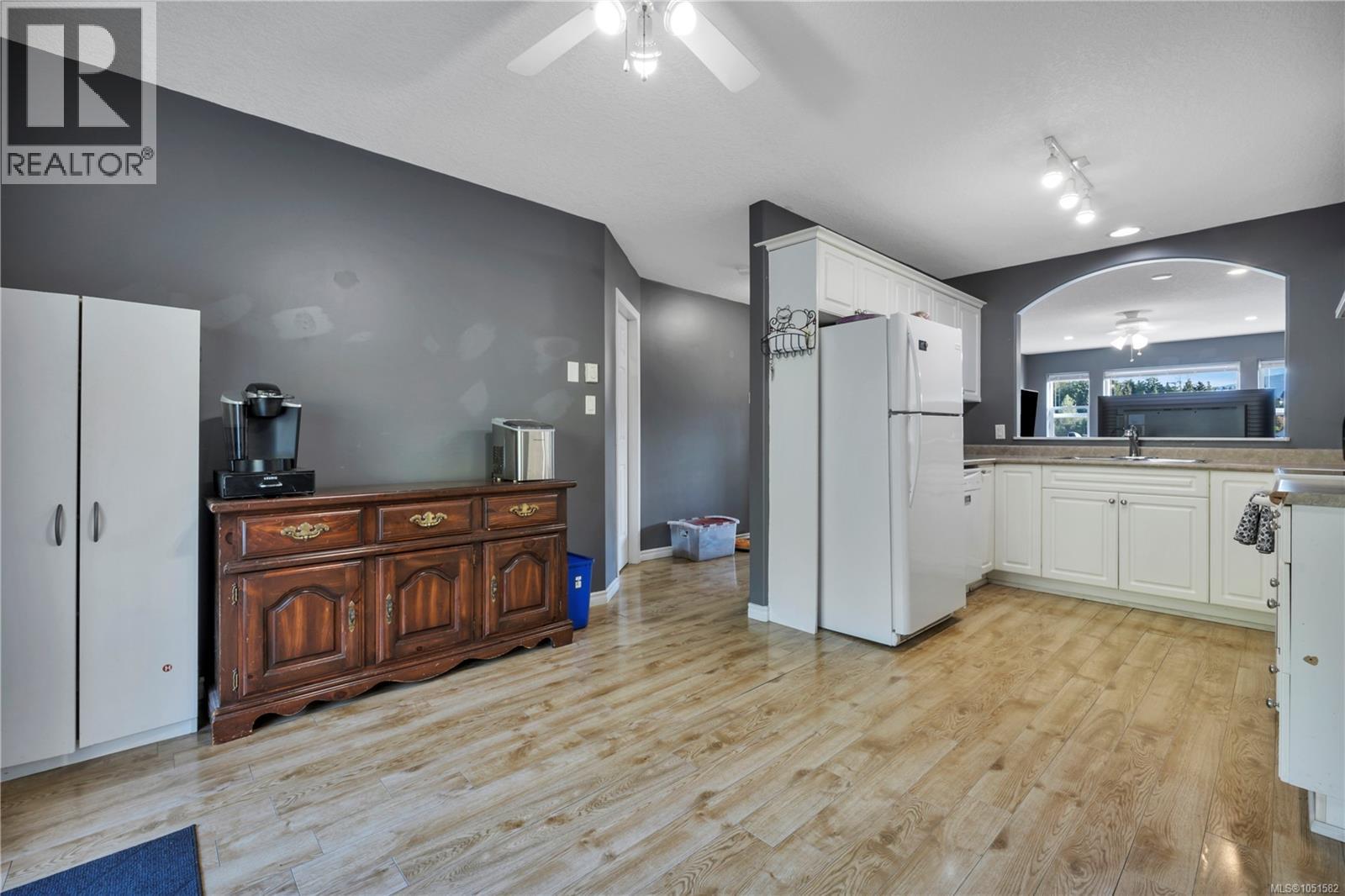 4780 Fairbrook Cres Property Photo 4