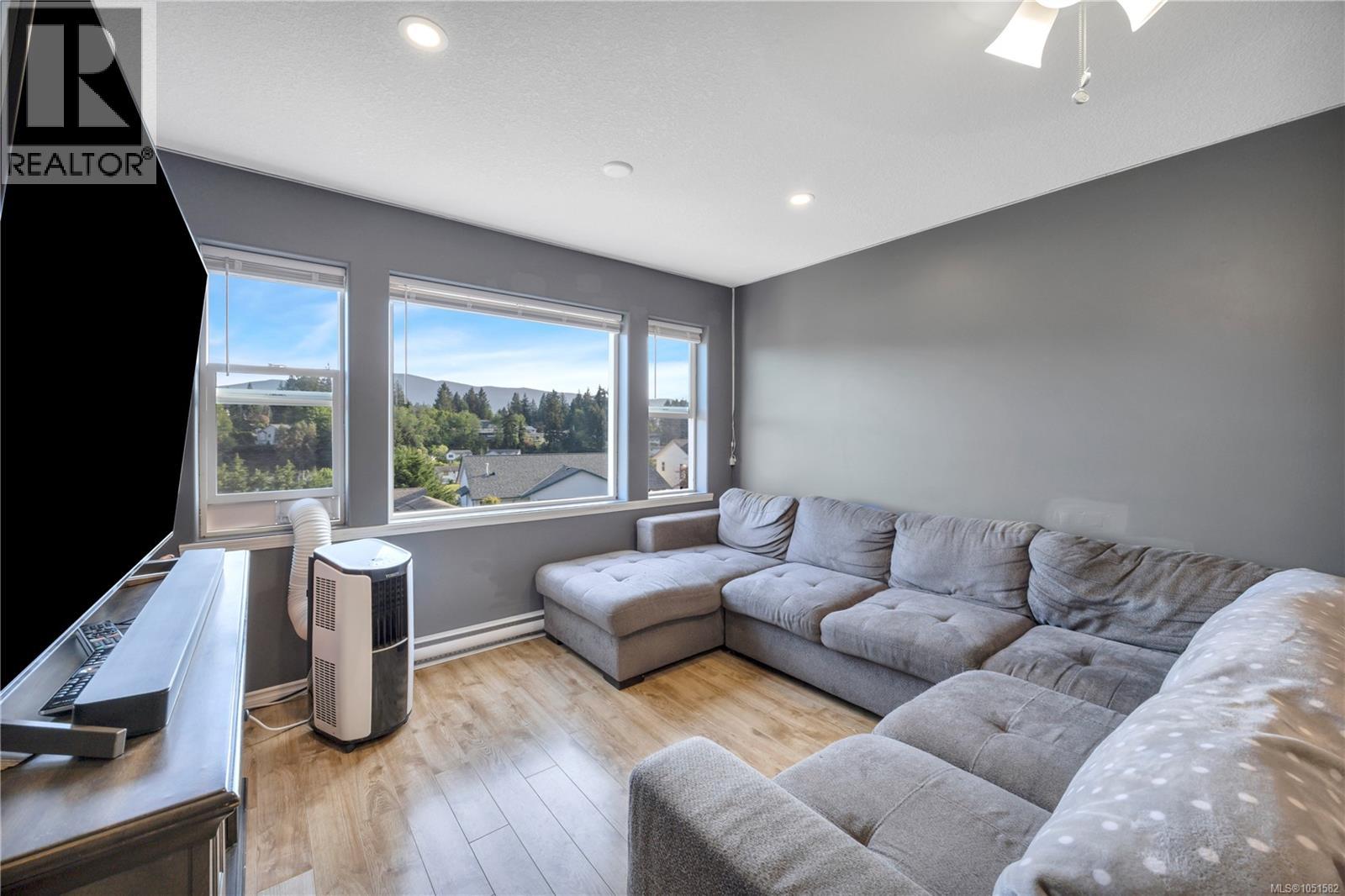 4780 Fairbrook Cres Property Photo 13
