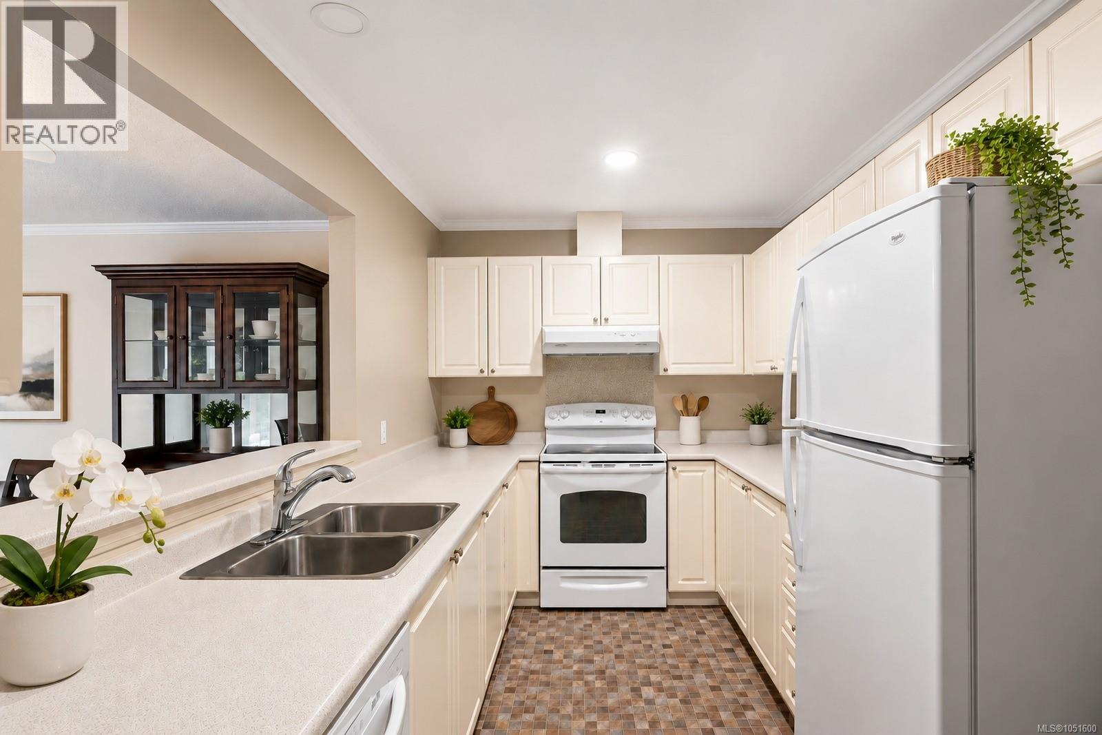 334 2245 James White Blvd Property Photo 4