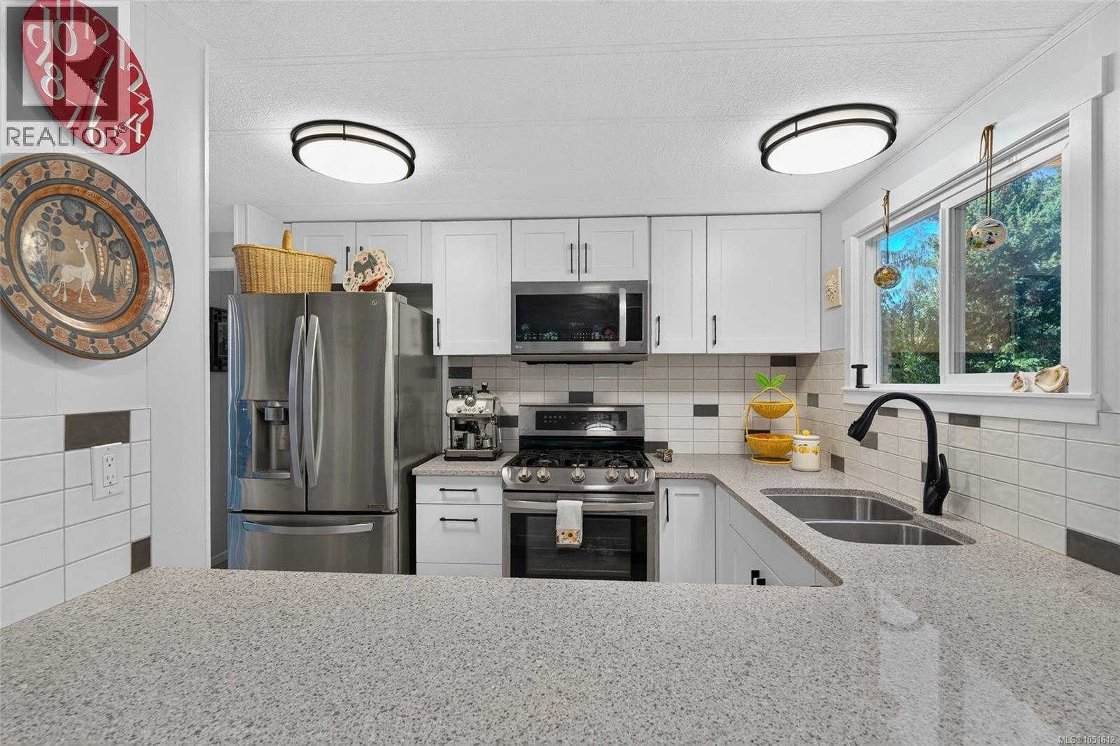 6071 Pine Ridge Cres Property Photo 4