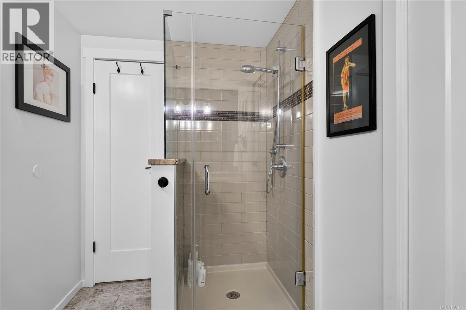 6071 Pine Ridge Cres Property Photo 11