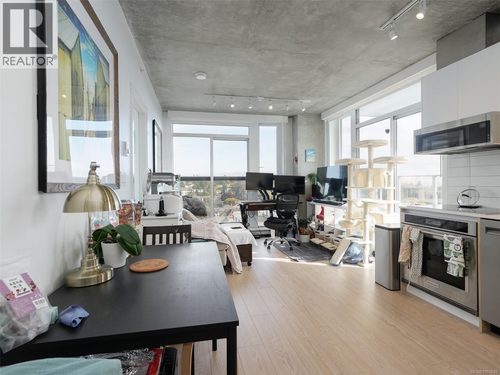 1207 1097 View St Property Photo 2