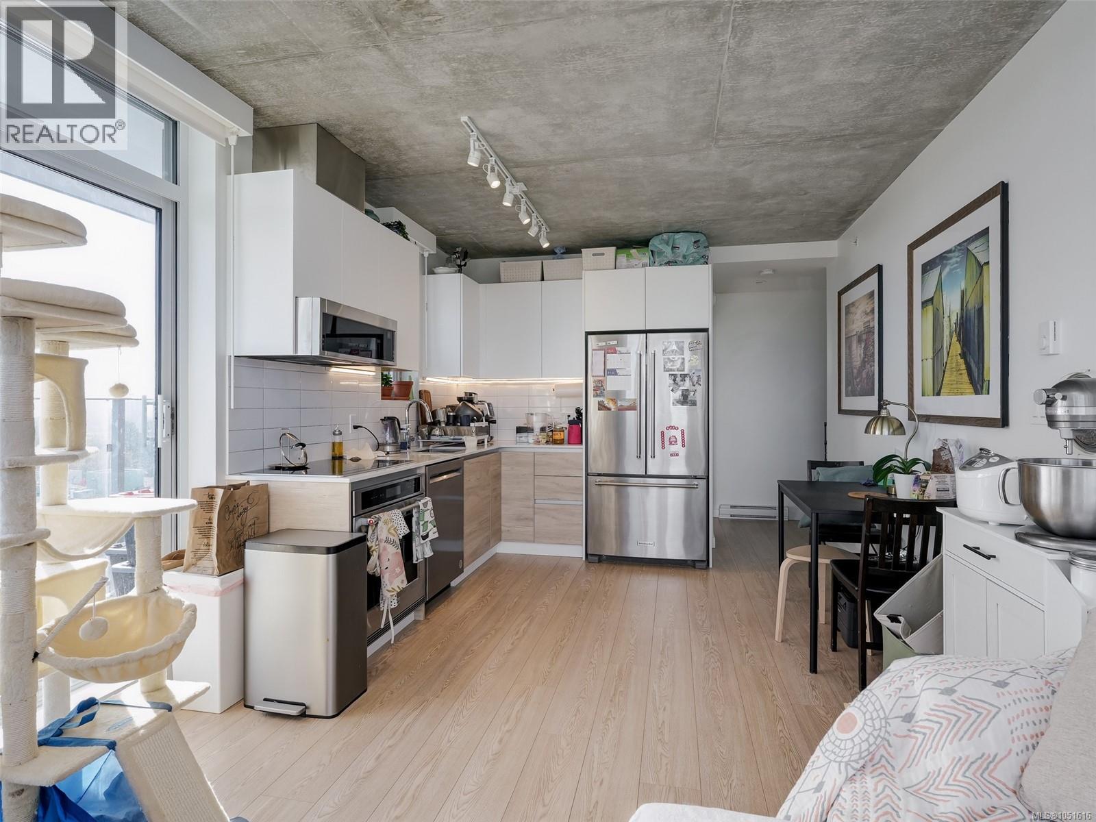 1207 1097 View St Property Photo 4