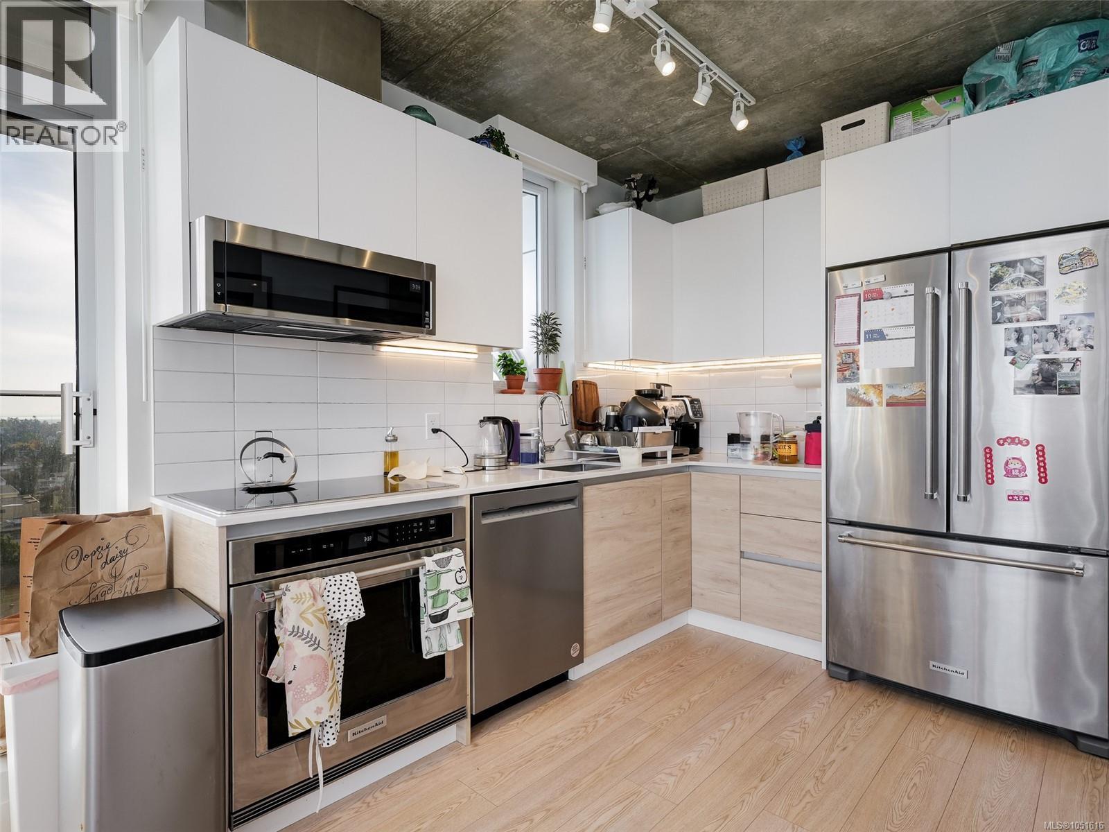 1207 1097 View St Property Photo 5