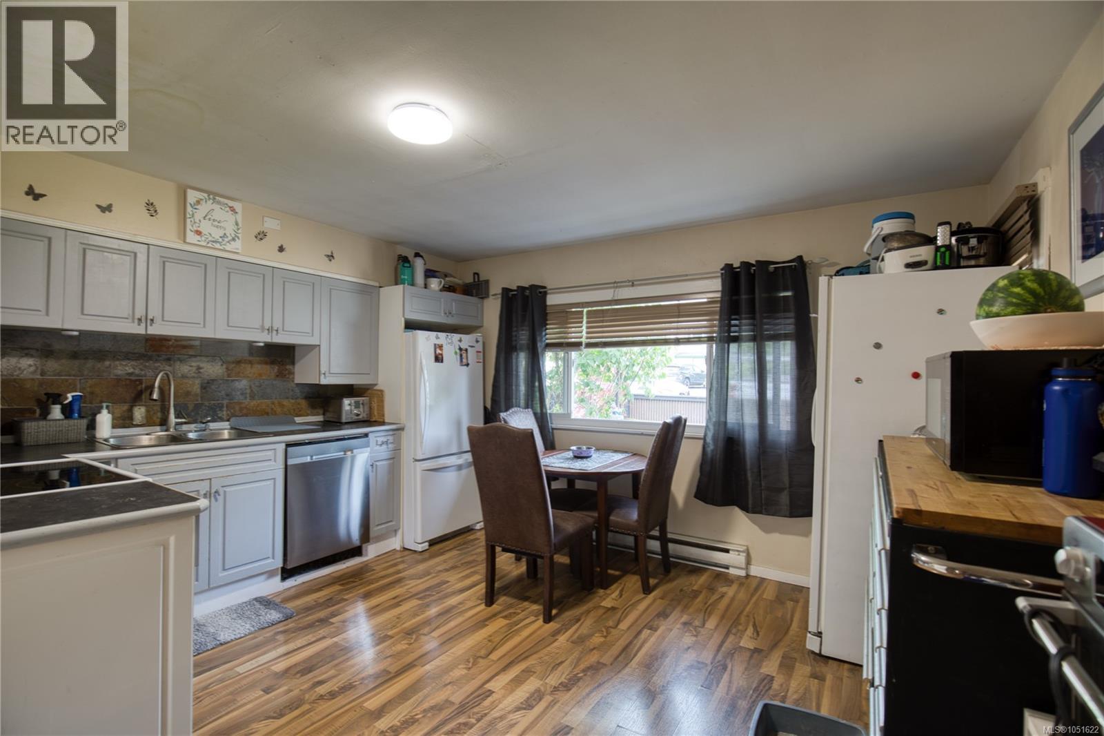 543 Bradley St Property Photo 4