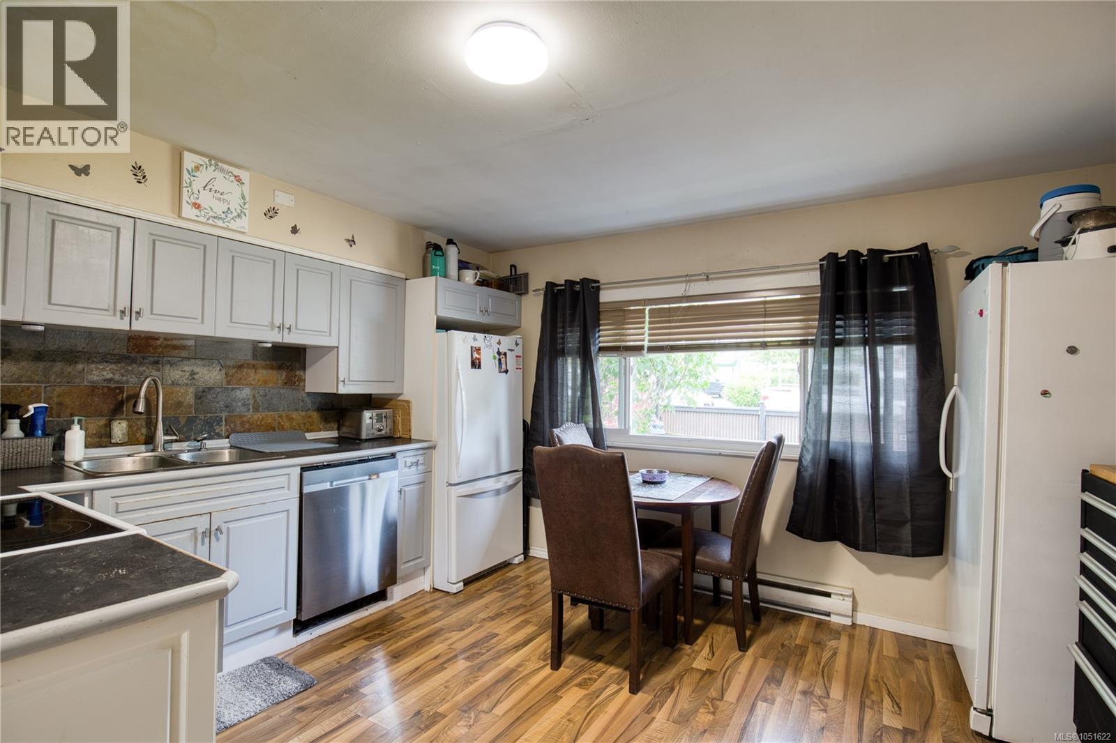 543 Bradley St Property Photo 5