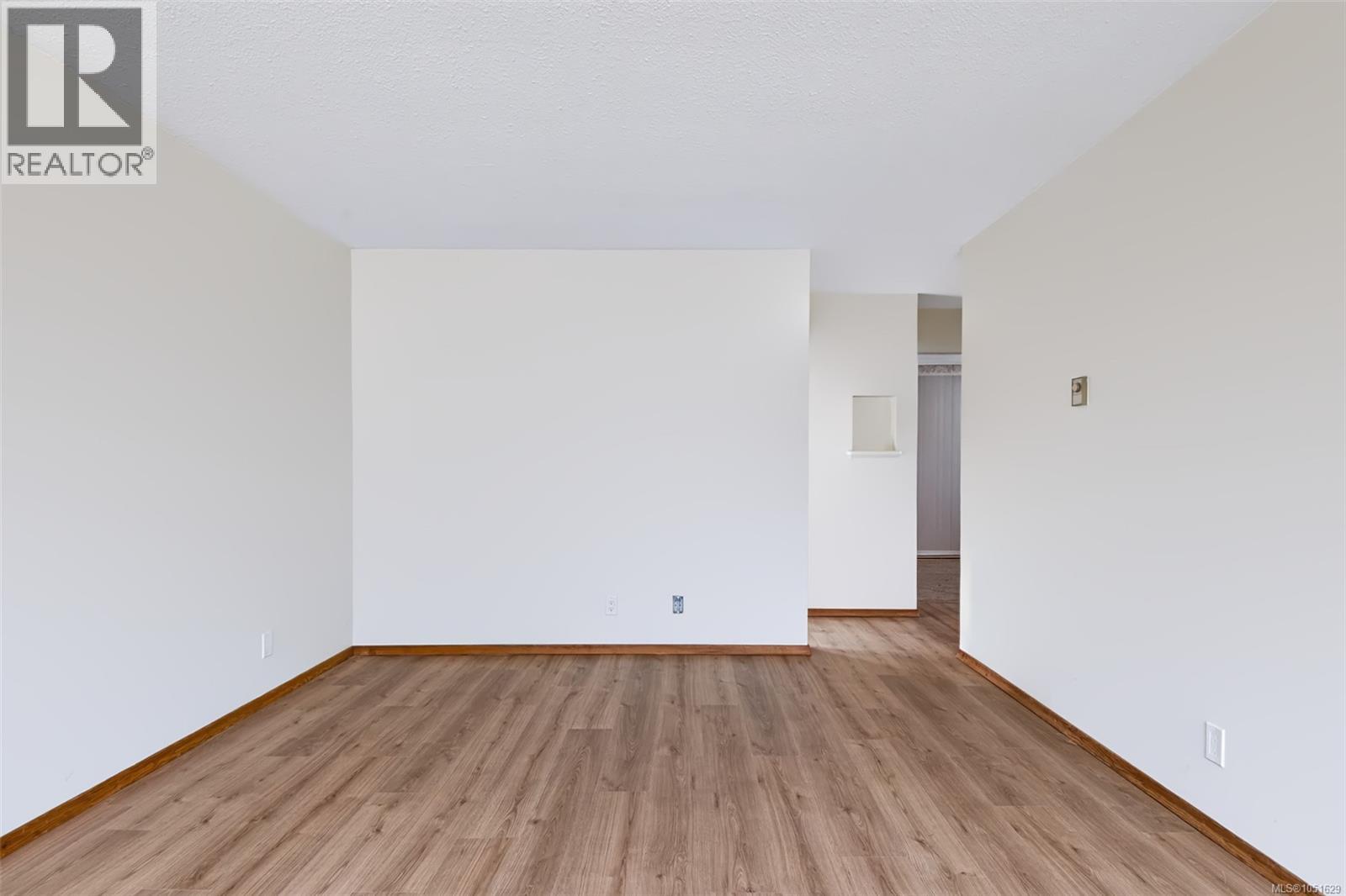 4954 Maitland St Property Photo 4