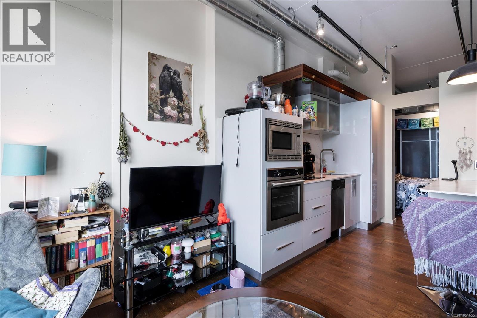 610 1029 View St Property Photo 7