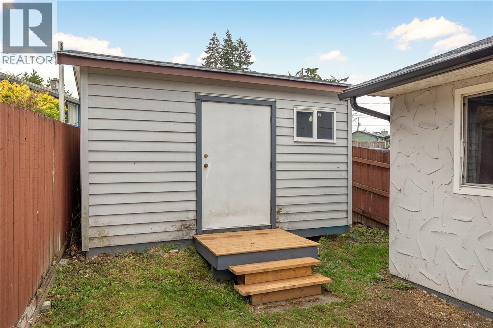 555 Weber St Property Photo 11