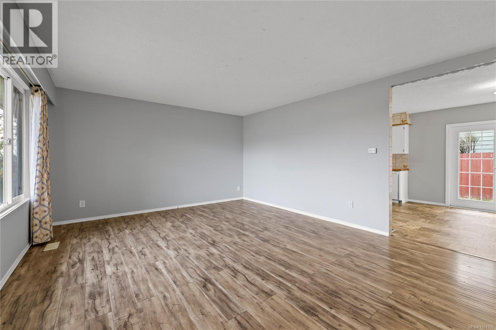 555 Weber St Property Photo 14