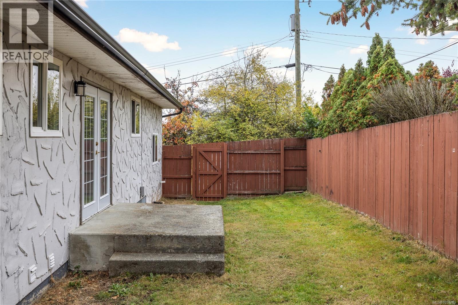 555 Weber St Property Photo 32