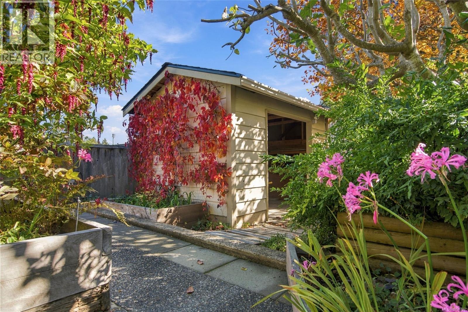 1061 Harlequin Rd Property Photo 11