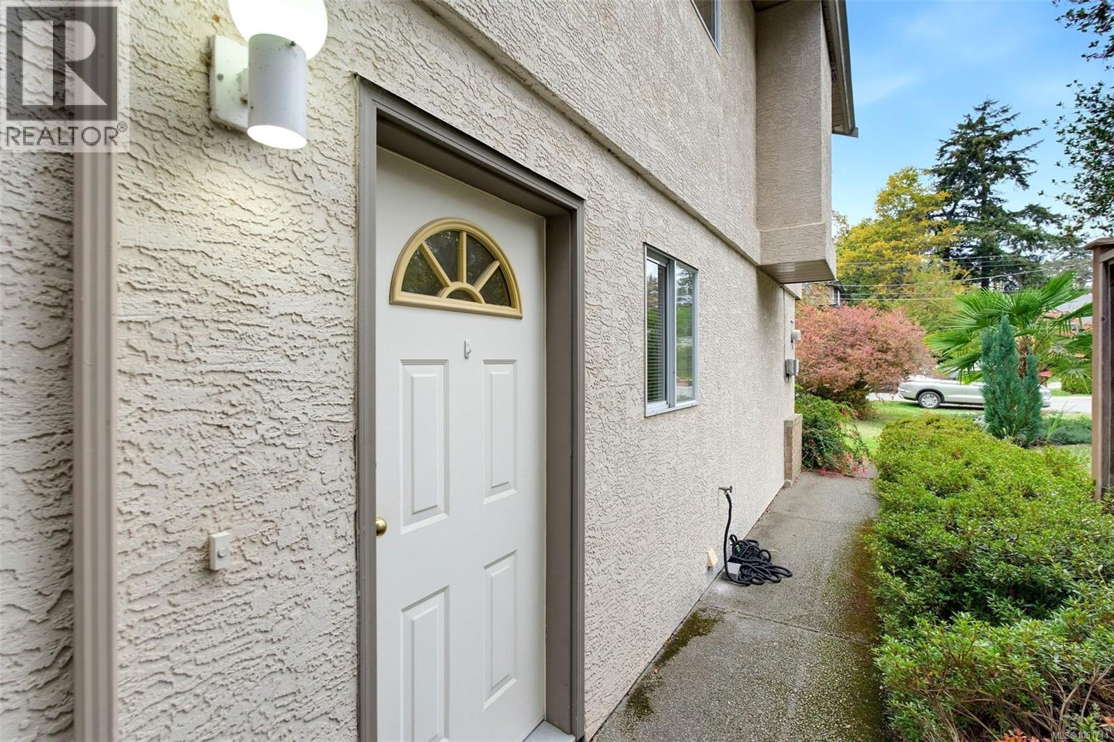 975 Annie St Property Photo 32