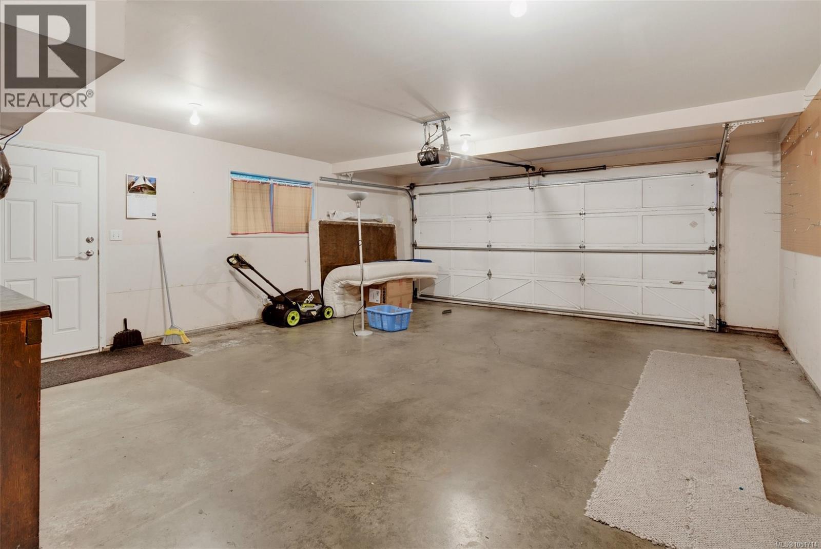 975 Annie St Property Photo 45
