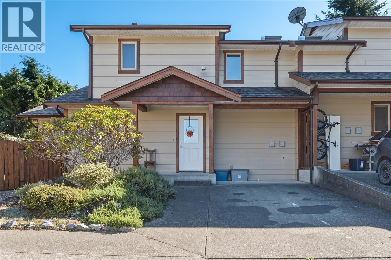 3 1626 Holly Cres Property Photo 1