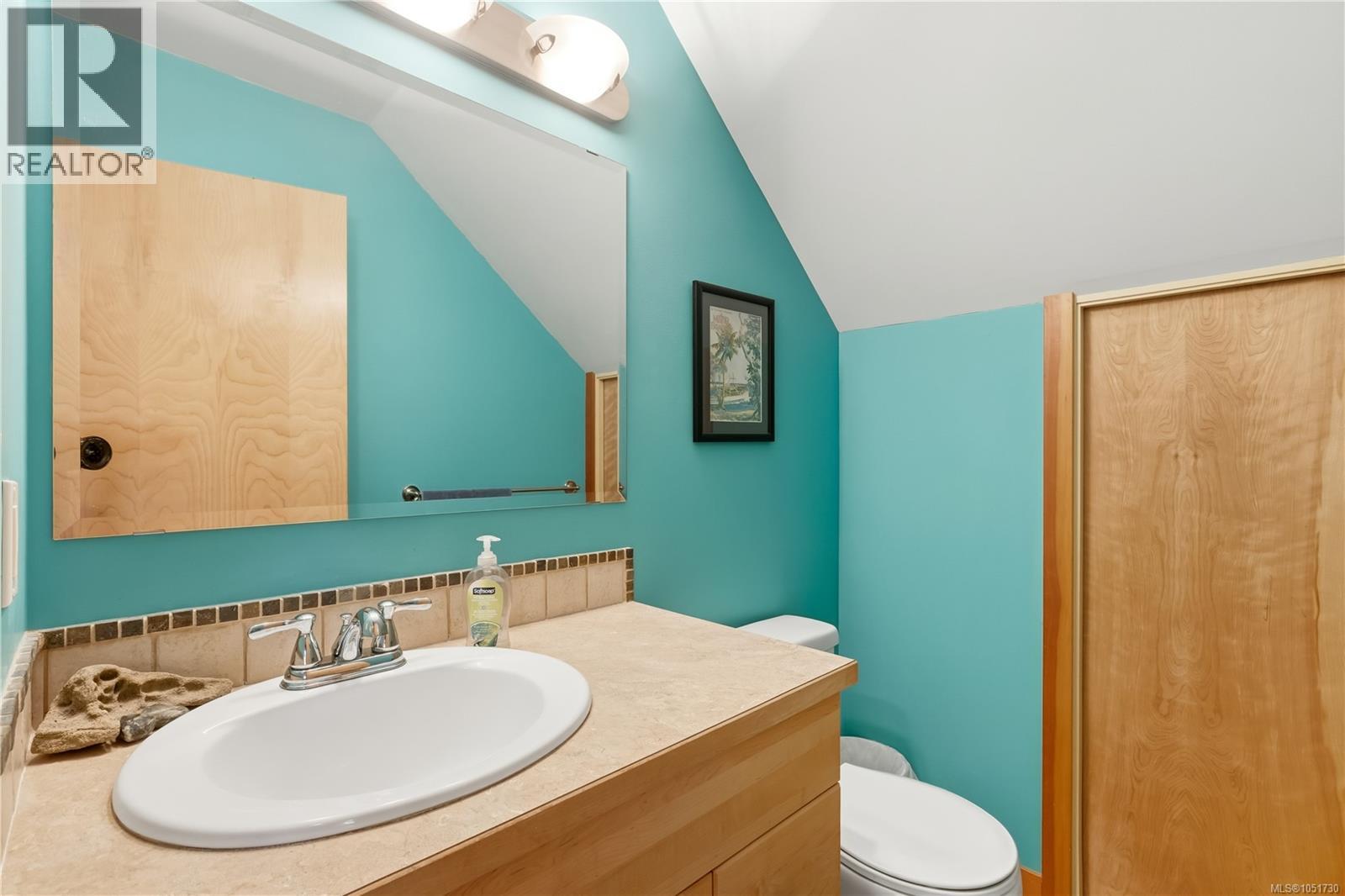 3 1626 Holly Cres Property Photo 6