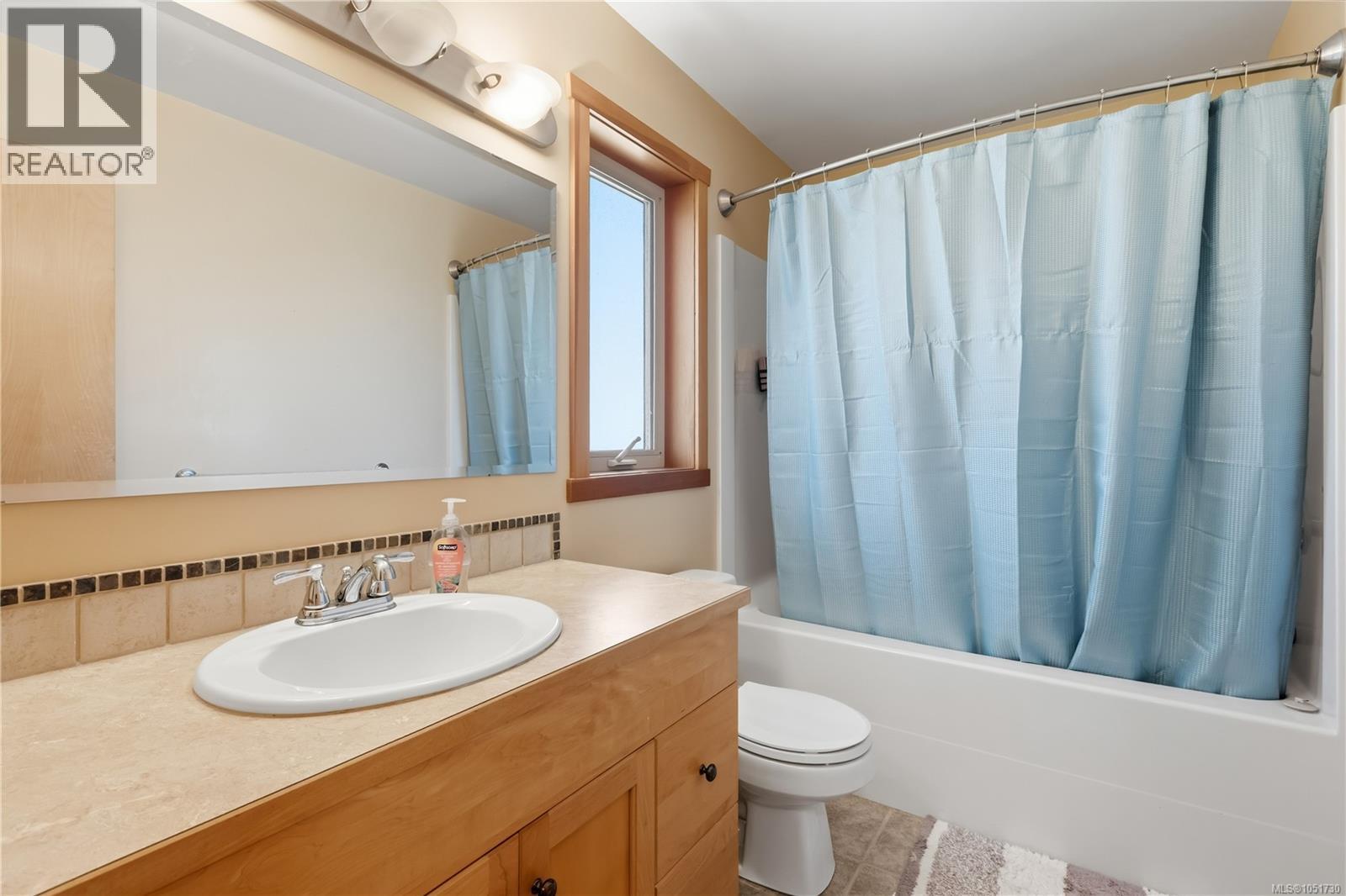 3 1626 Holly Cres Property Photo 20