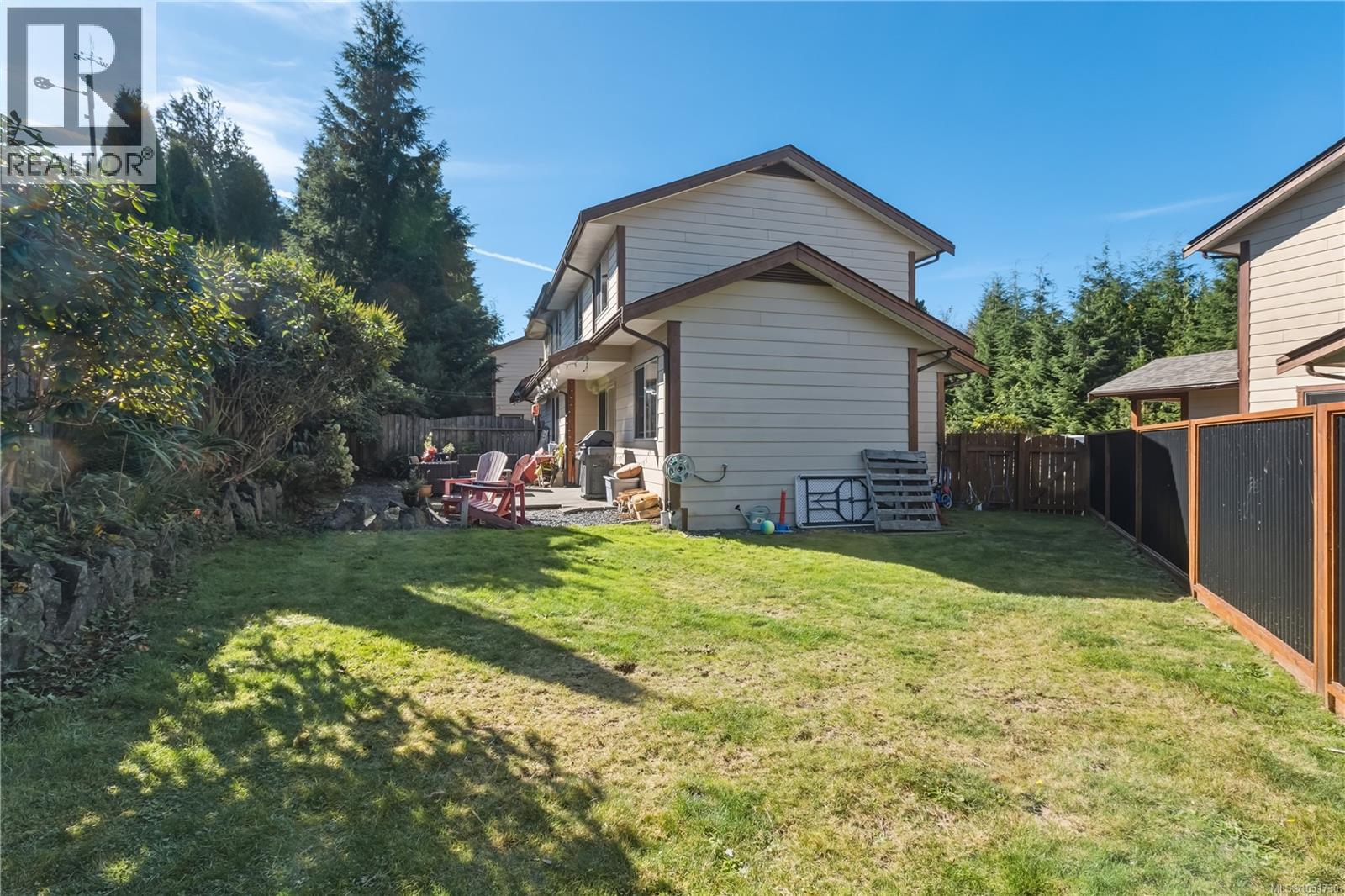 3 1626 Holly Cres Property Photo 24