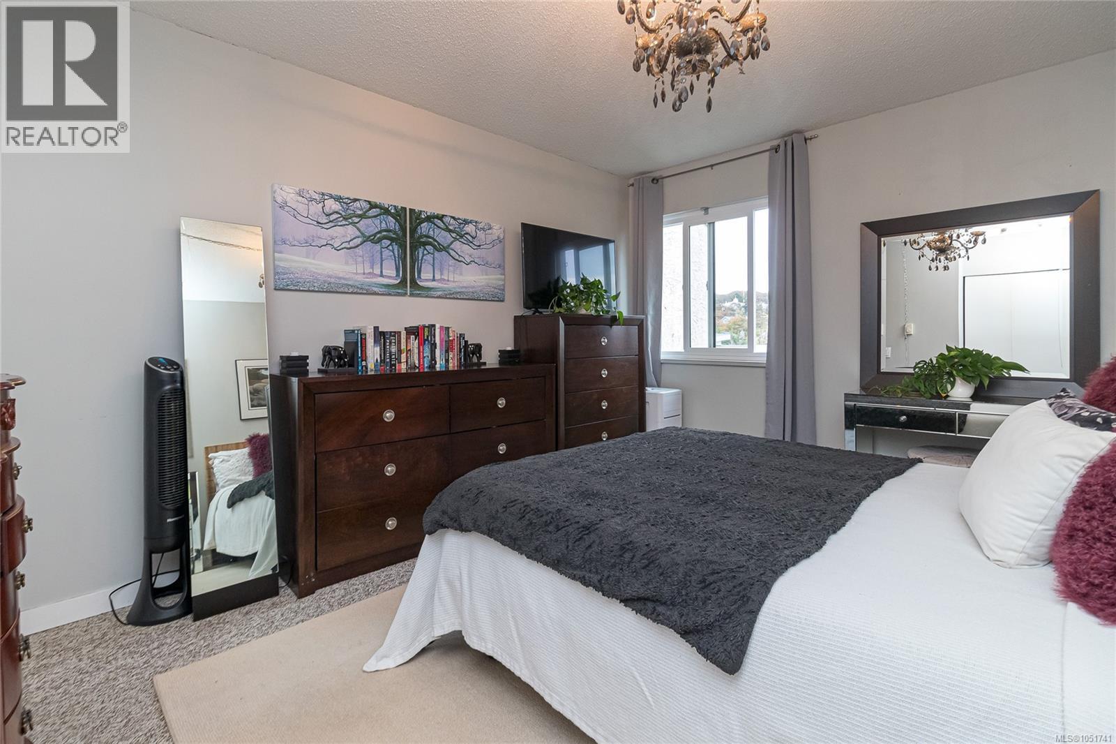 404 2757 Quadra St Property Photo 5