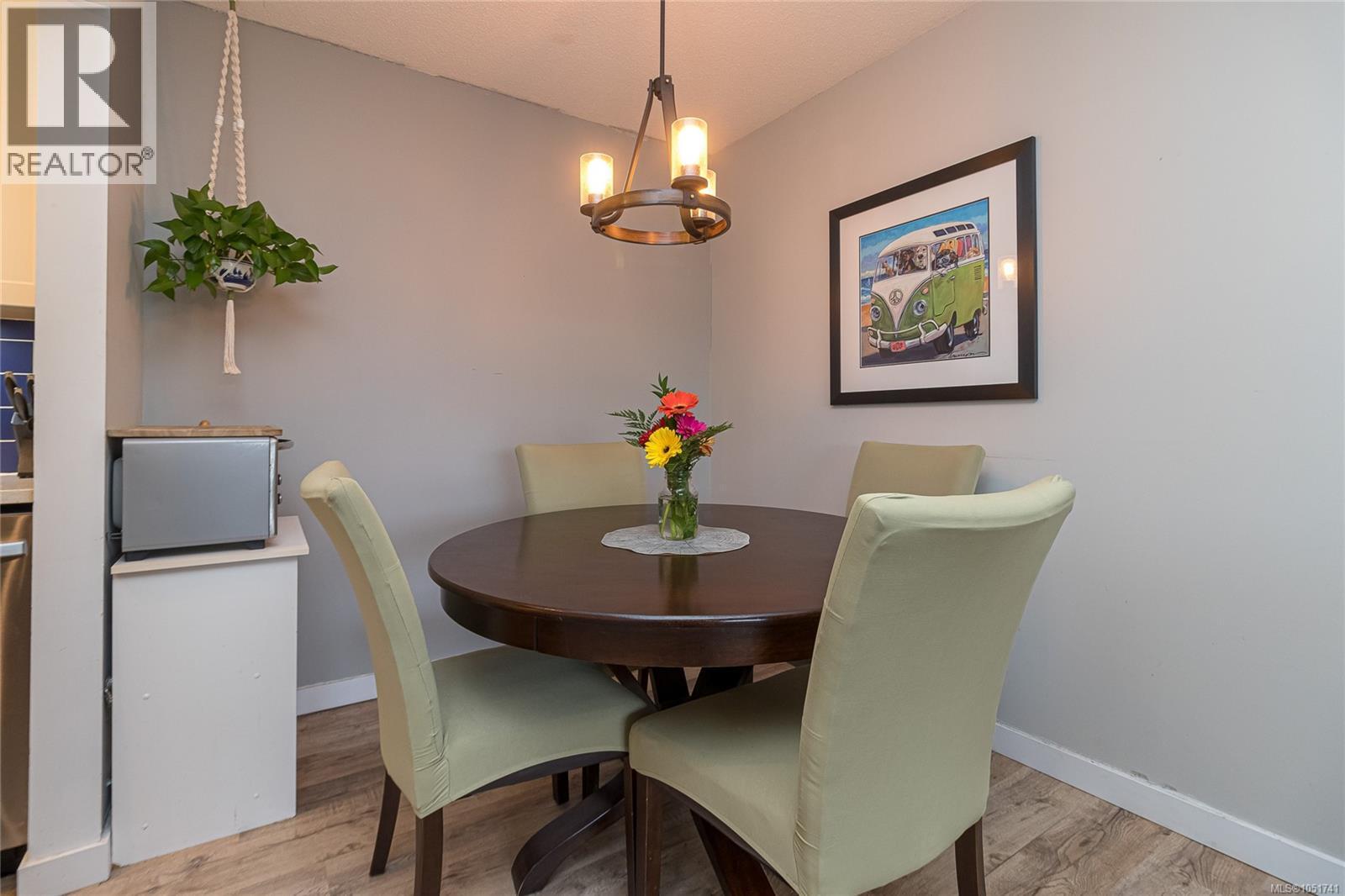 404 2757 Quadra St Property Photo 6