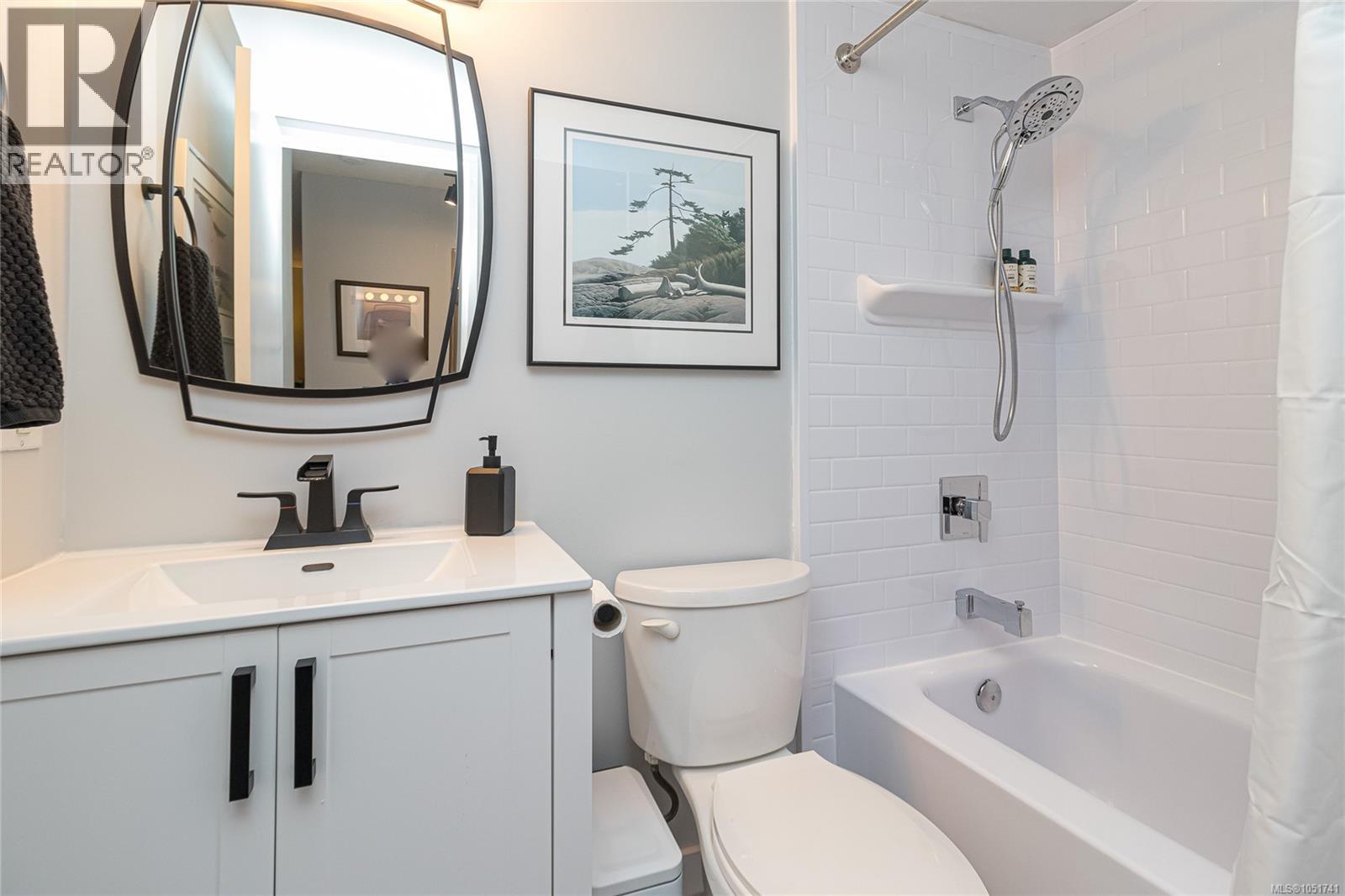 404 2757 Quadra St Property Photo 10