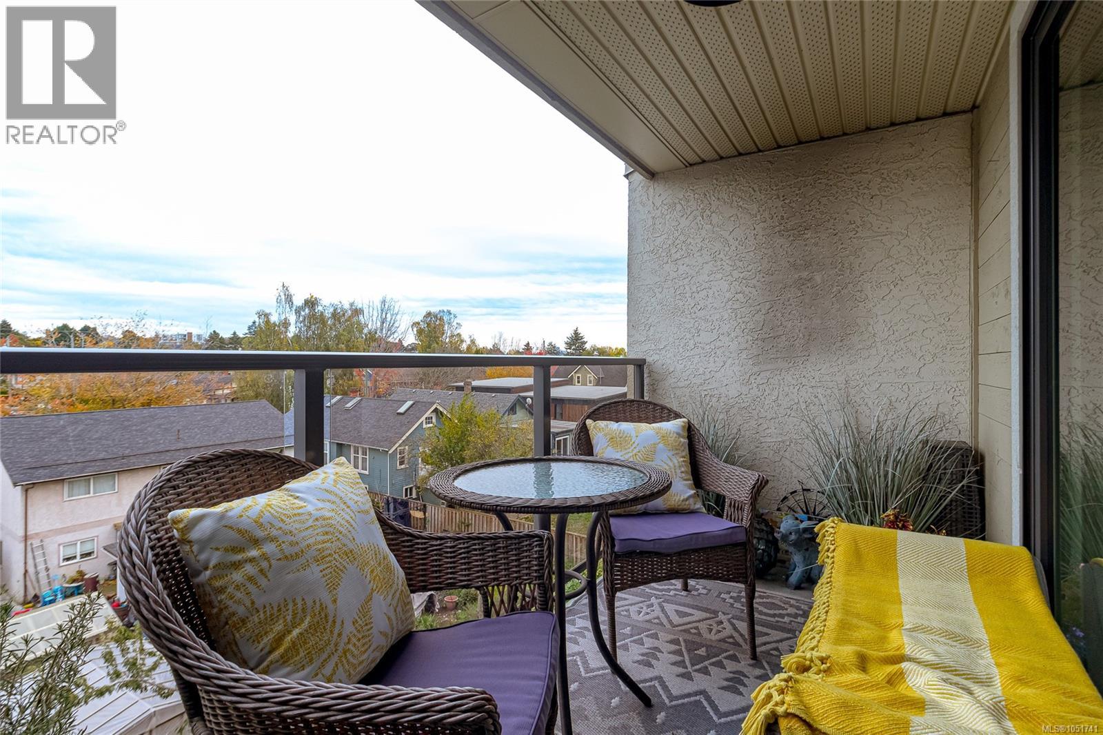 404 2757 Quadra St Property Photo 11