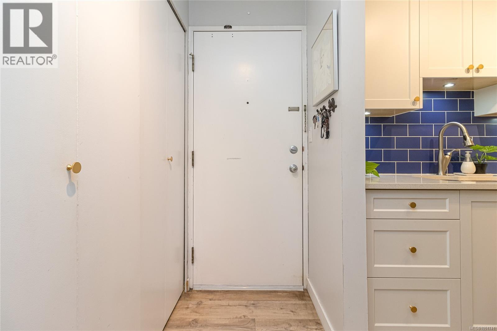 404 2757 Quadra St Property Photo 13